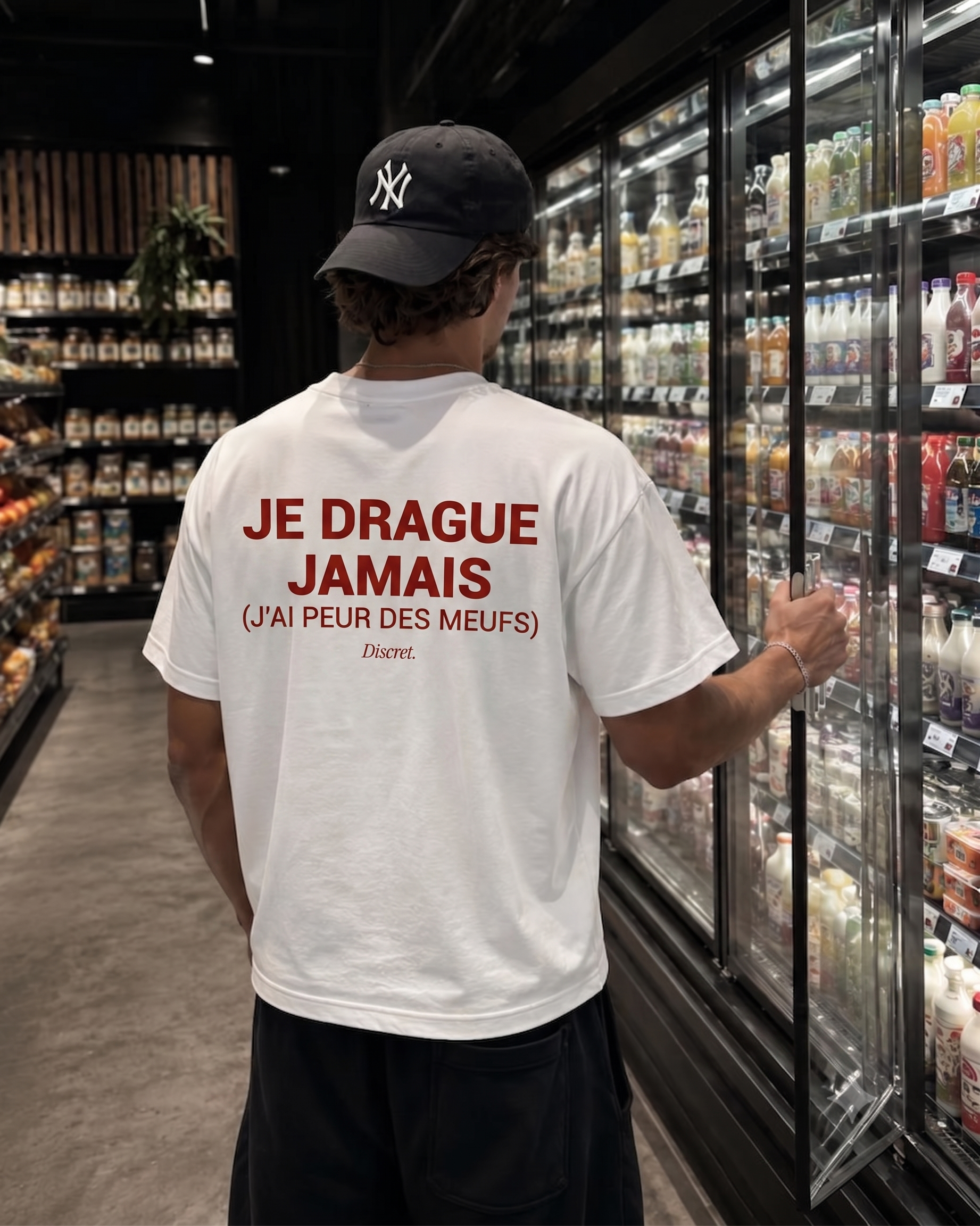 T-shirt oversize Discret. « JE DRAGUE JAMAIS J'AI PEUR DES MEUFS » porté en situation