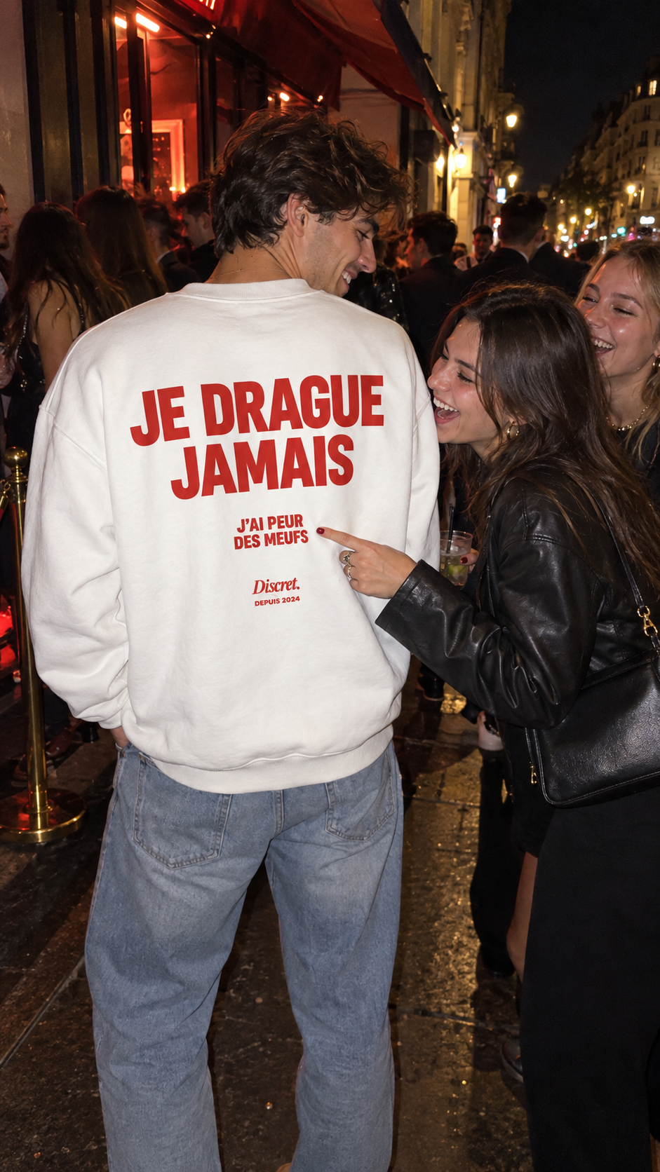 Visuel lifestyle du sweat Discret « JE DRAGUE JAMAIS J'AI PEUR DES MEUFS »