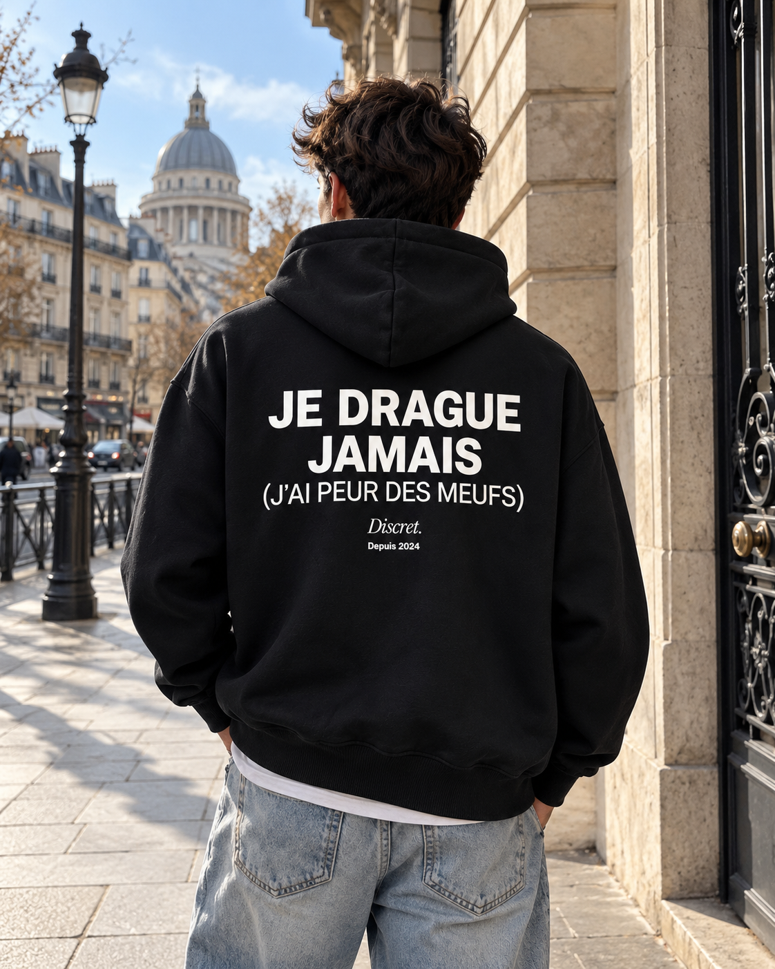 Photo UGC portée de dos — JE DRAGUE JAMAIS J'AI PEUR DES MEUFS – Hoodie — Discret. Depuis 2024
