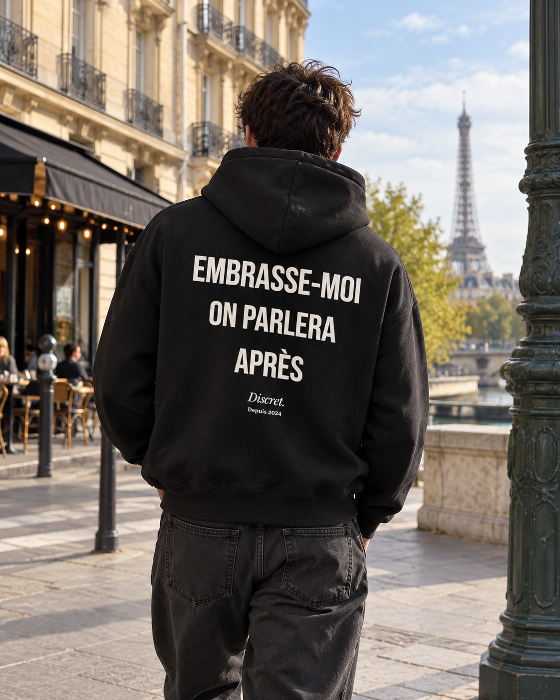 Photo UGC portée de dos — EMBRASSE-MOI ON PARLERA APRÈS – Hoodie — Discret. Depuis 2024