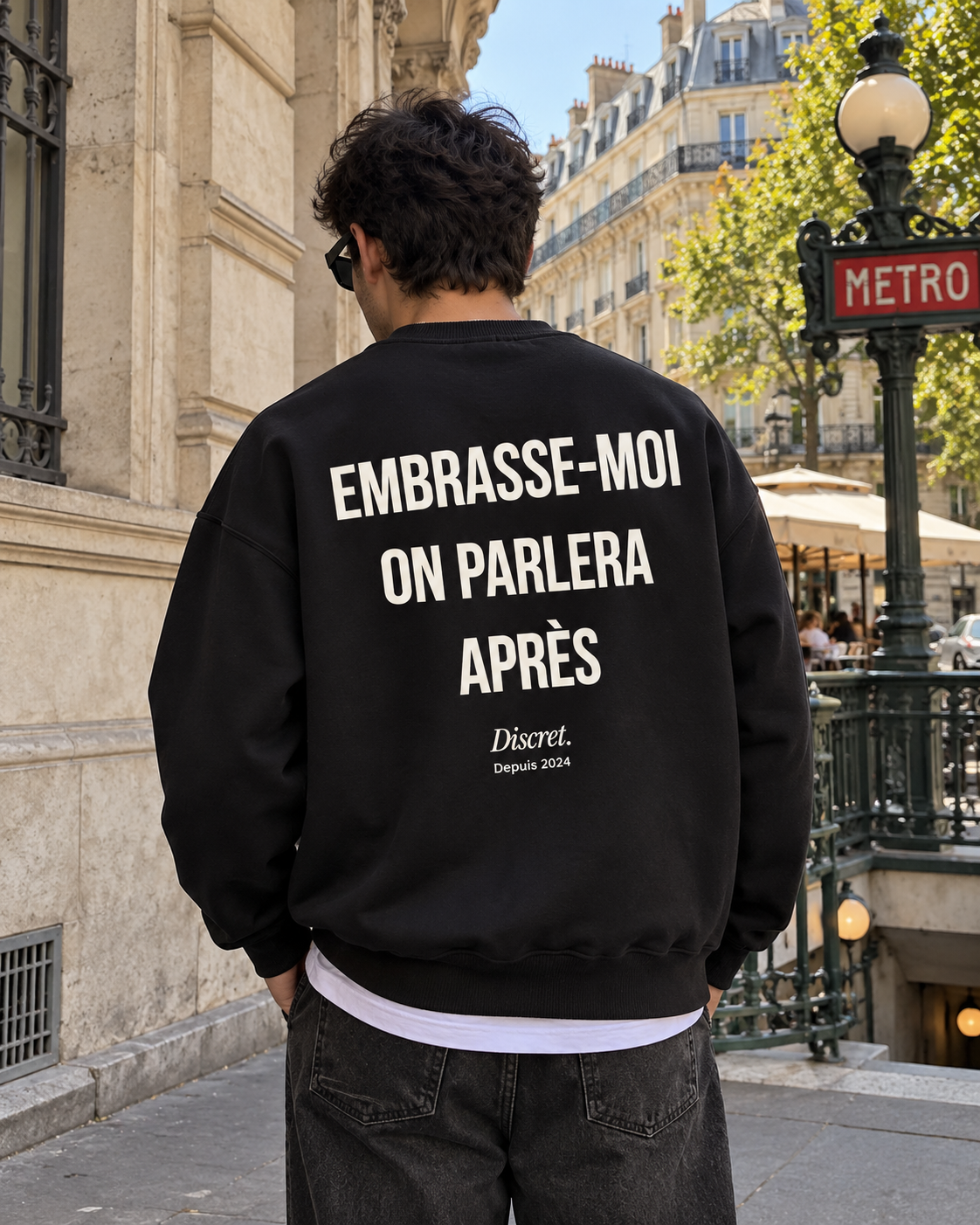 Photo UGC portée de dos — EMBRASSE-MOI ON PARLERA APRÈS – Sweat — Discret. Depuis 2024