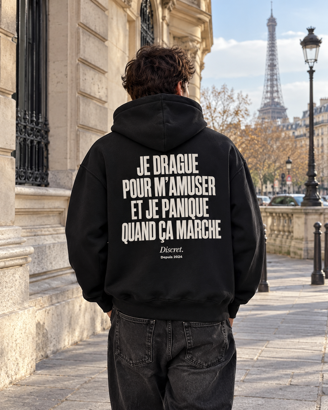 Photo UGC portée de dos — JE DRAGUE POUR M'AMUSER ET JE PANIQUE QUAND ÇA MARCHE – Hoodie — Discret. Depuis 2024