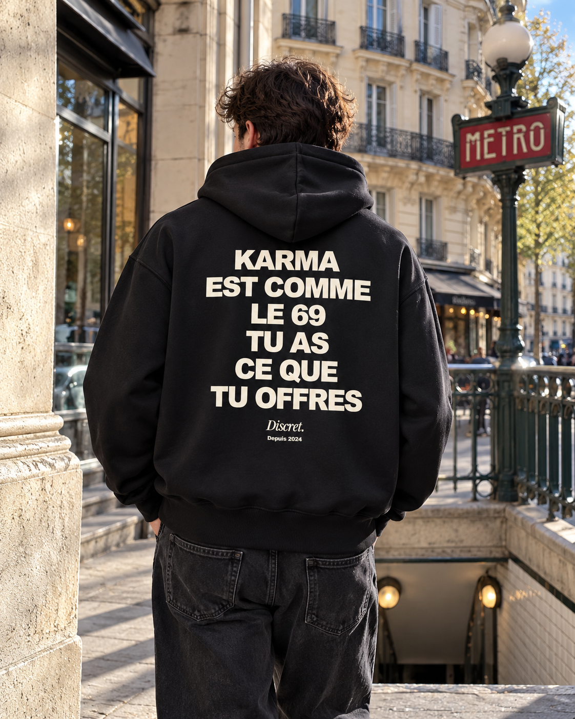 Photo UGC portée de dos — KARMA EST COMME LE 69 – Hoodie — Discret. Depuis 2024