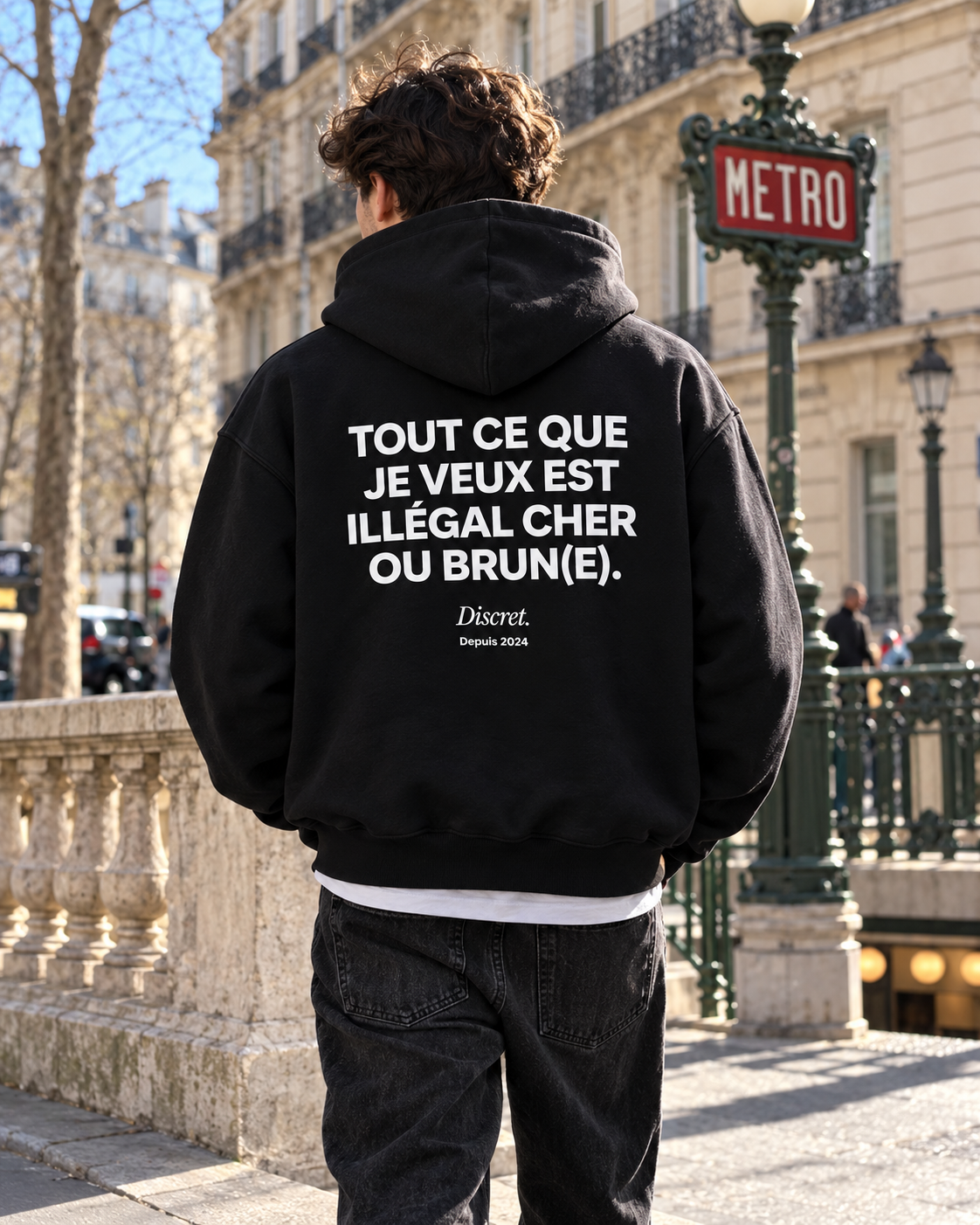 Photo UGC portée de dos — TOUT CE QUE JE VEUX EST ILLÉGAL CHER OU BRUN(E) – Hoodie — Discret. Depuis 2024