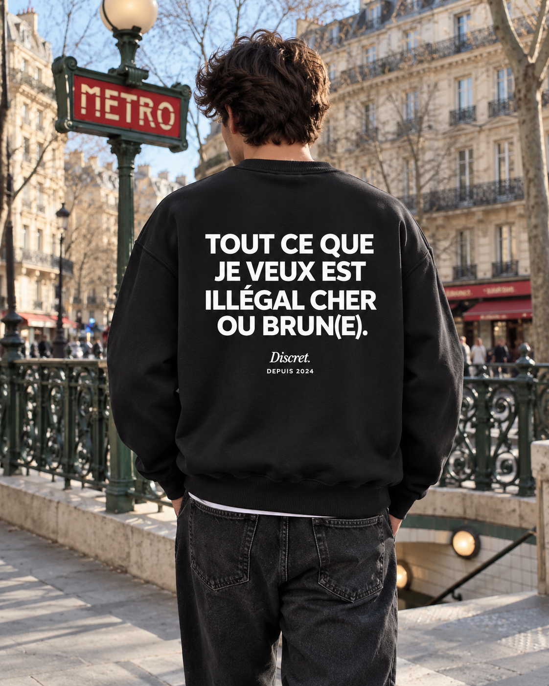 Photo UGC portée de dos — TOUT CE QUE JE VEUX EST ILLÉGAL CHER OU BRUN(E) – Sweat — Discret. Depuis 2024