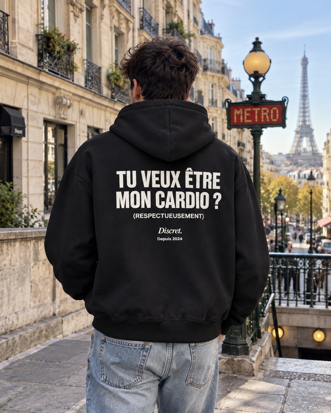 Photo UGC portée de dos — TU VEUX ÊTRE MON CARDIO ? (RESPECTUEUSEMENT) – Hoodie — Discret. Depuis 2024