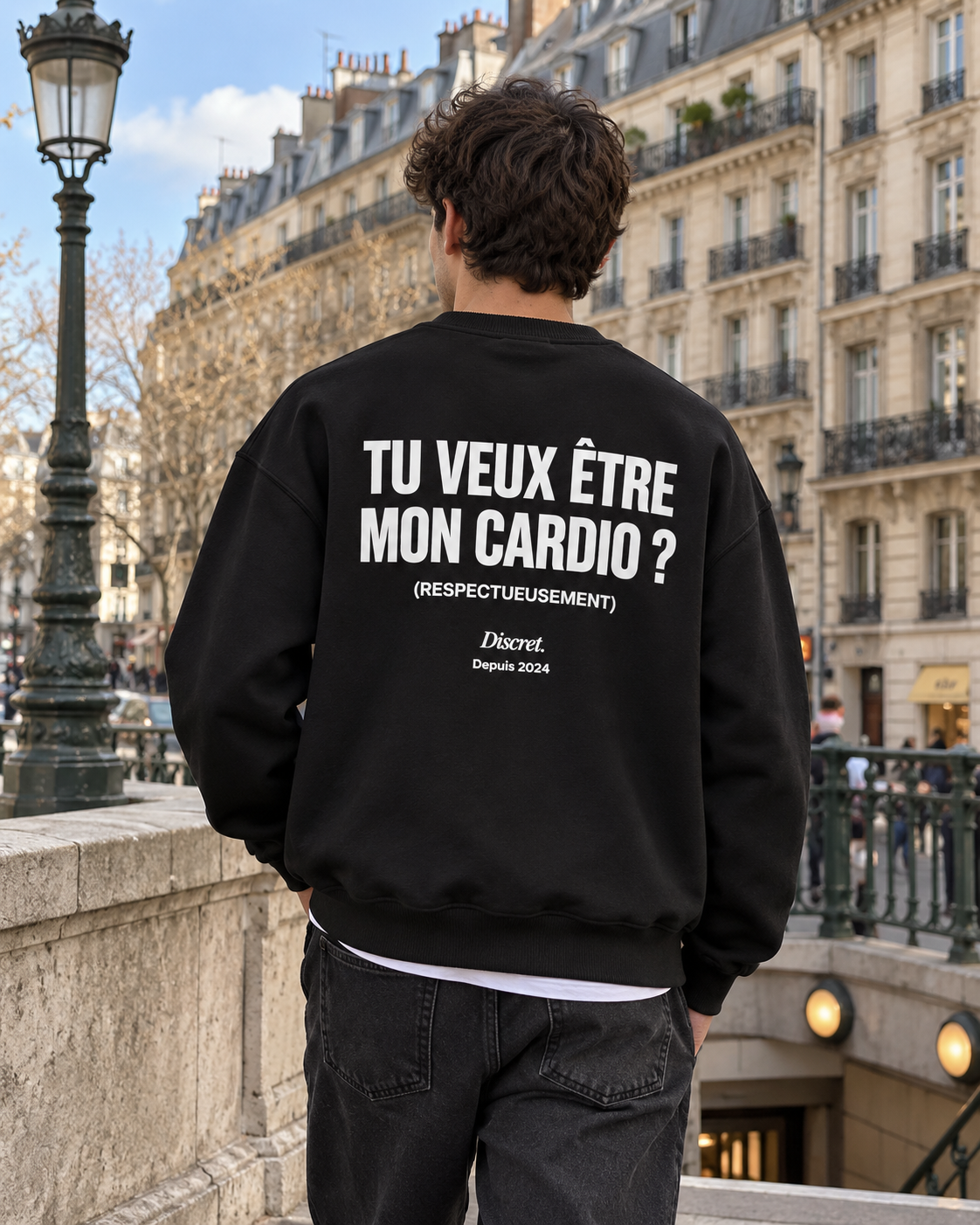 Photo UGC portée de dos — TU VEUX ÊTRE MON CARDIO ? (RESPECTUEUSEMENT) – Sweat — Discret. Depuis 2024