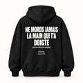 Vue dos noir — NE MORDS JAMAIS LA MAIN QUI T’A DOIGTÉ – Hoodie — Discret. Depuis 2024