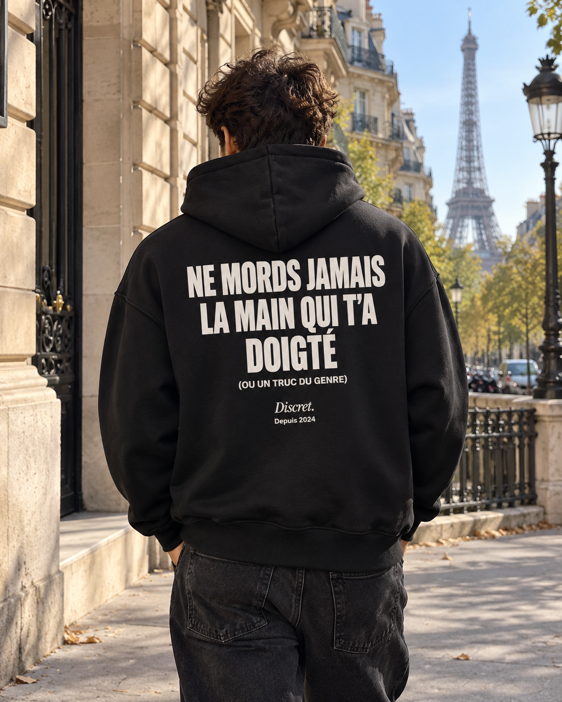 Photo UGC portée de dos — NE MORDS JAMAIS LA MAIN QUI T’A DOIGTÉ – Hoodie — Discret. Depuis 2024