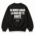 Vue dos noir — NE MORDS JAMAIS LA MAIN QUI T’A DOIGTÉ – Sweat — Discret. Depuis 2024