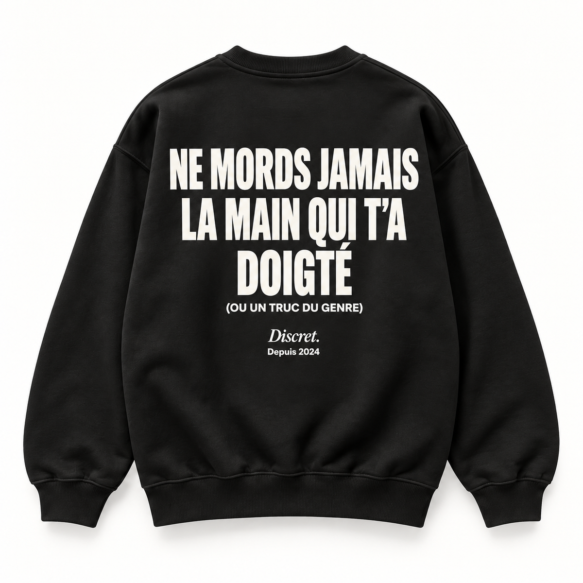Vue dos noir — NE MORDS JAMAIS LA MAIN QUI T’A DOIGTÉ – Sweat — Discret. Depuis 2024