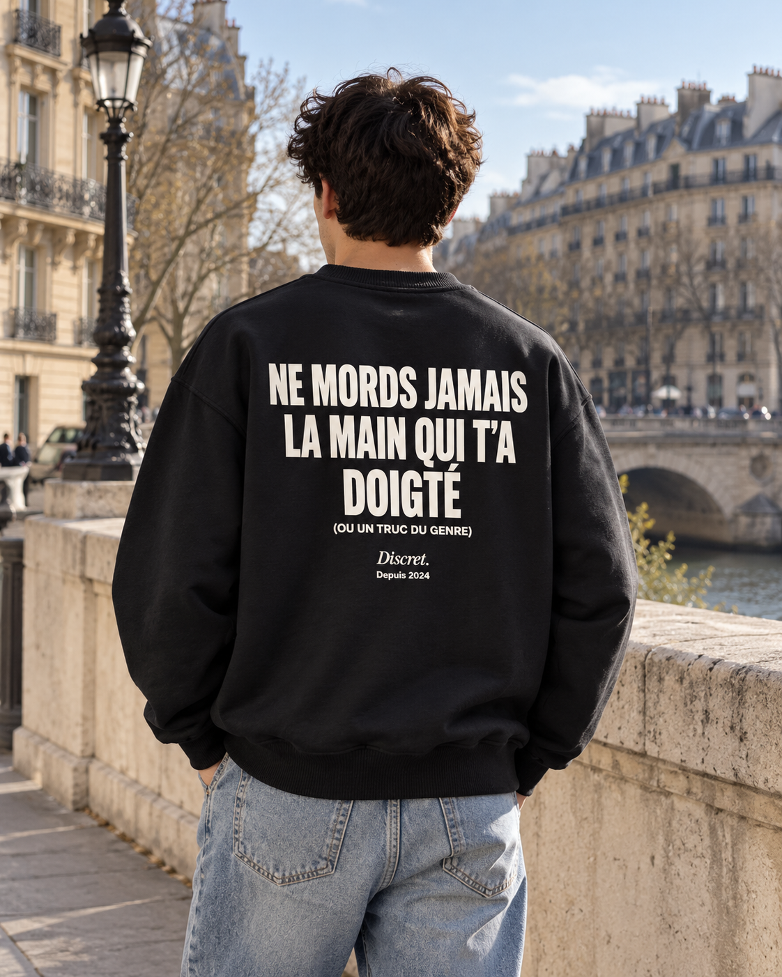 Photo UGC portée de dos — NE MORDS JAMAIS LA MAIN QUI T’A DOIGTÉ – Sweat — Discret. Depuis 2024
