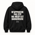 Vue dos noir — NE M'APPROCHE PAS MA MEUF EST DANGEREUSE – Hoodie — Discret. Depuis 2024