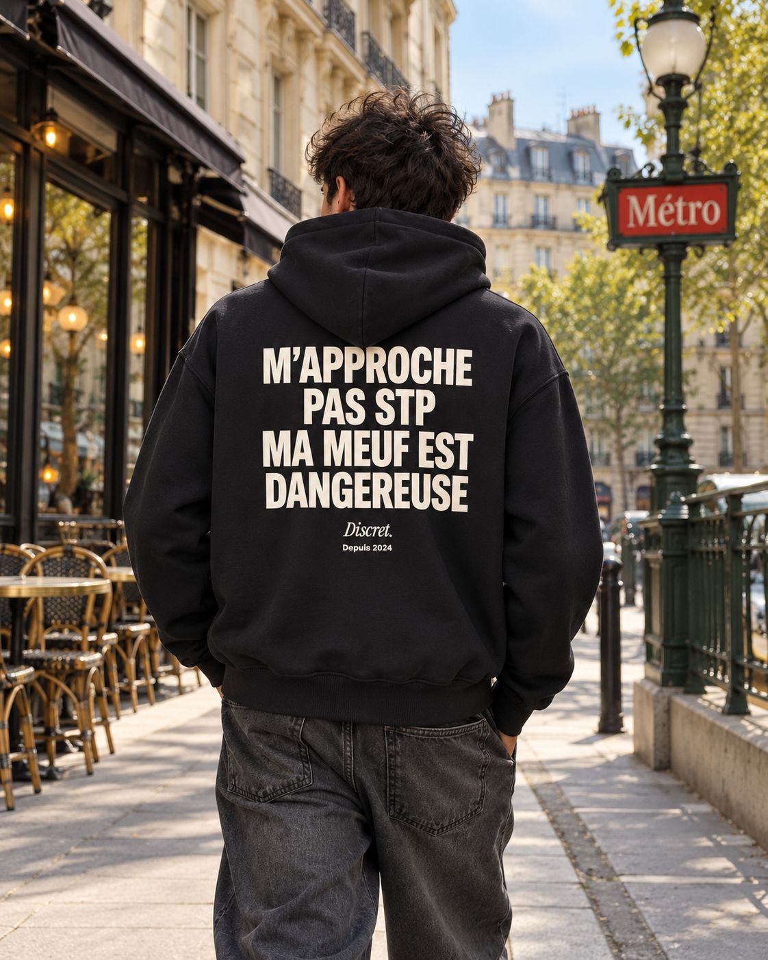 Photo UGC portée de dos — NE M'APPROCHE PAS MA MEUF EST DANGEREUSE – Hoodie — Discret. Depuis 2024