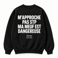 Vue dos noir — NE M'APPROCHE PAS MA MEUF EST DANGEREUSE – Sweat — Discret. Depuis 2024