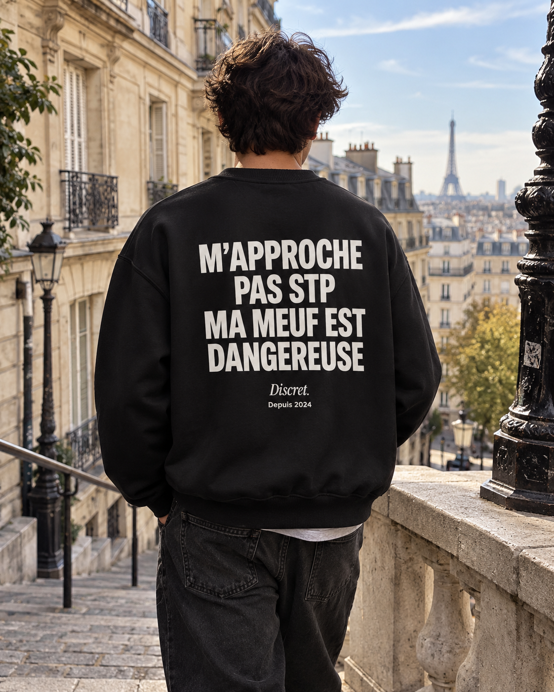 Photo UGC portée de dos — NE M'APPROCHE PAS MA MEUF EST DANGEREUSE – Sweat — Discret. Depuis 2024