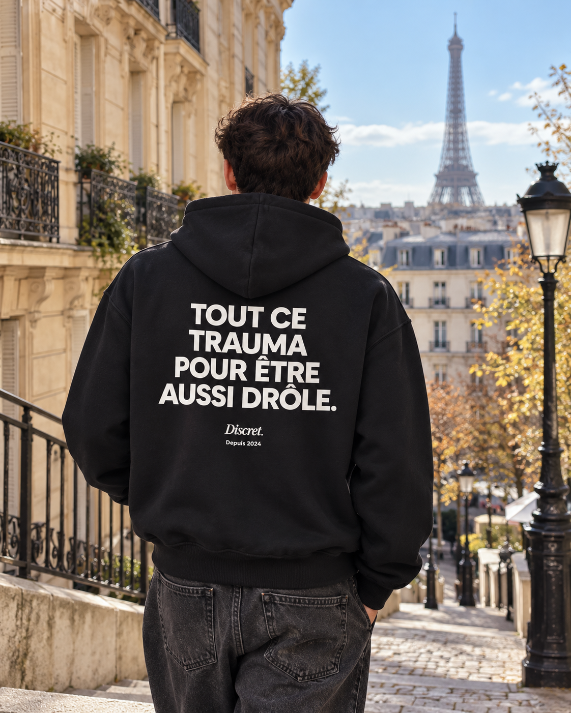 Photo UGC portée de dos — TOUT CE TRAUMA POUR ÊTRE AUSSI DRÔLE – Hoodie — Discret. Depuis 2024