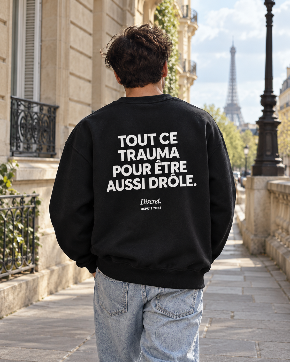 Photo UGC portée de dos — TOUT CE TRAUMA POUR ÊTRE AUSSI DRÔLE – Sweat — Discret. Depuis 2024