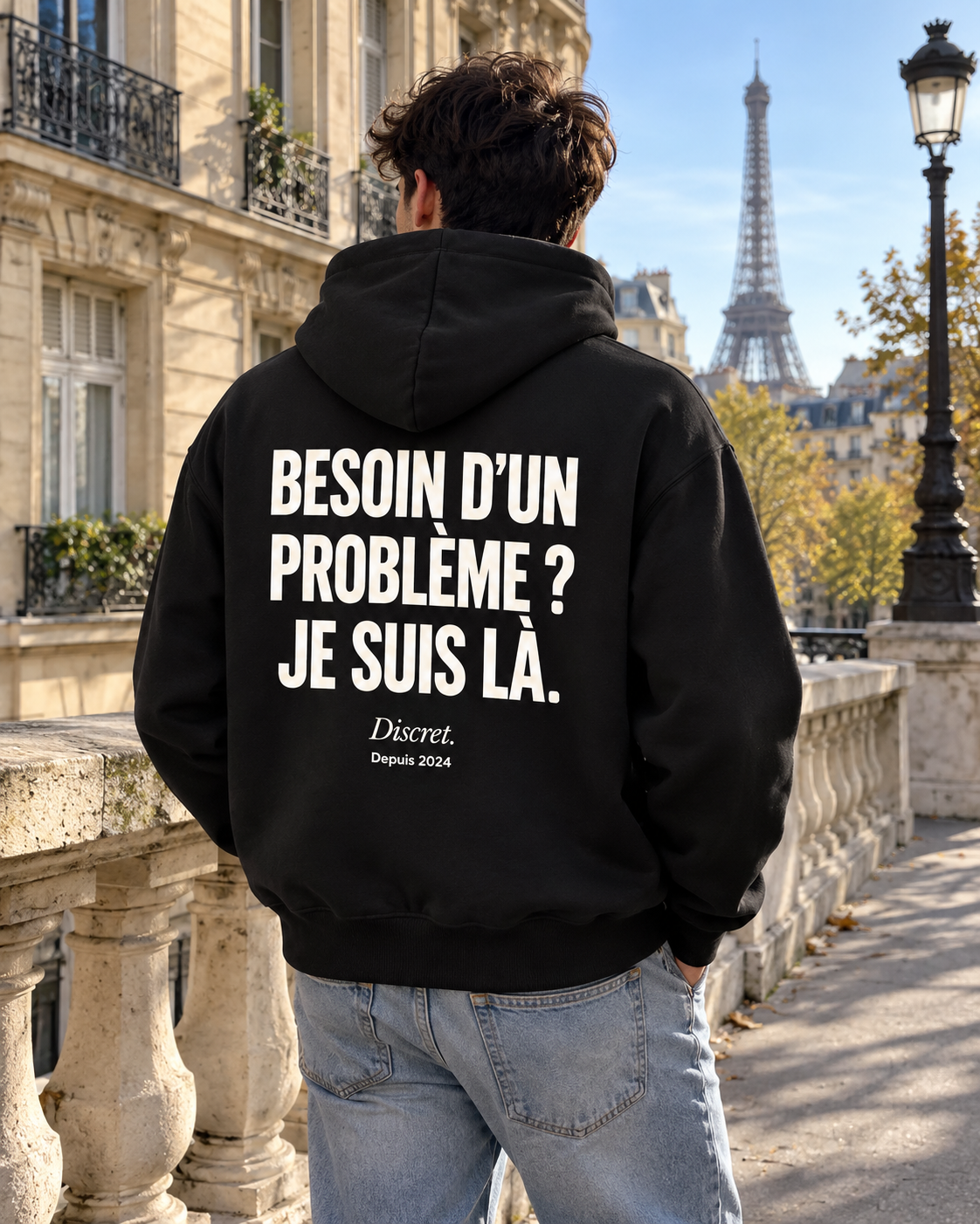 Photo UGC portée de dos — BESOIN D’UN PROBLÈME ? JE SUIS LÀ. – Hoodie — Discret. Depuis 2024