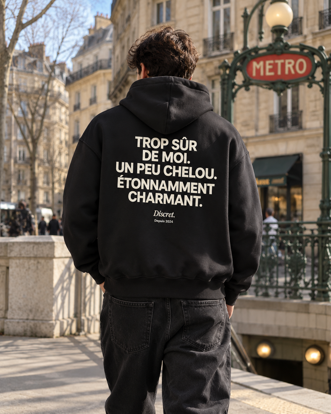 Photo UGC portée de dos — TROP SÛR DE MOI. UN PEU CHELOU. ÉTONNAMMENT CHARMANT. – Hoodie — Discret. Depuis 2024