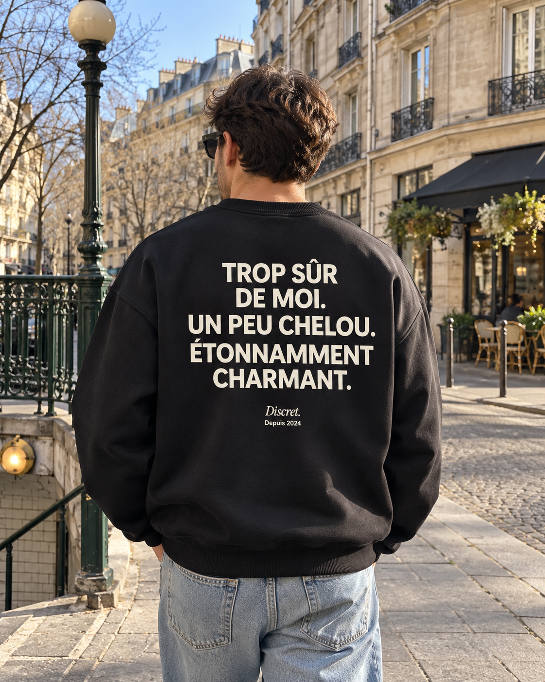Photo UGC portée de dos — TROP SÛR DE MOI. UN PEU CHELOU. ÉTONNAMMENT CHARMANT. – Sweat — Discret. Depuis 2024