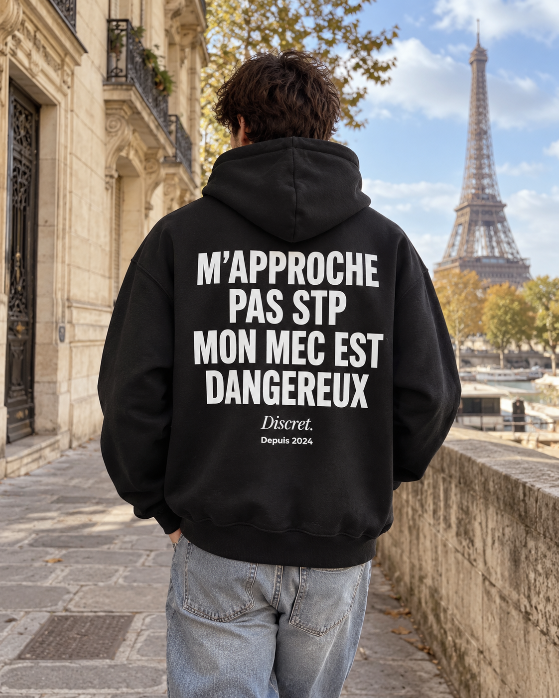Photo UGC portée de dos — NE M'APPROCHE PAS MON MEC EST DANGEREUX – Hoodie — Discret. Depuis 2024