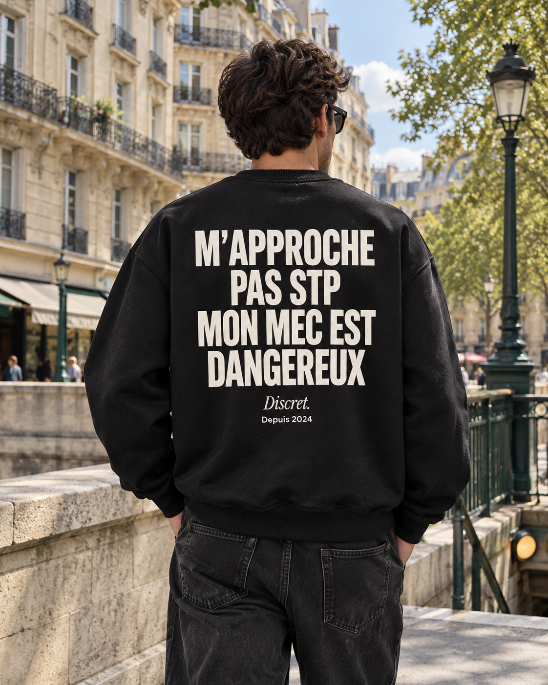 Photo UGC portée de dos — NE M'APPROCHE PAS MON MEC EST DANGEREUX – Sweat — Discret. Depuis 2024