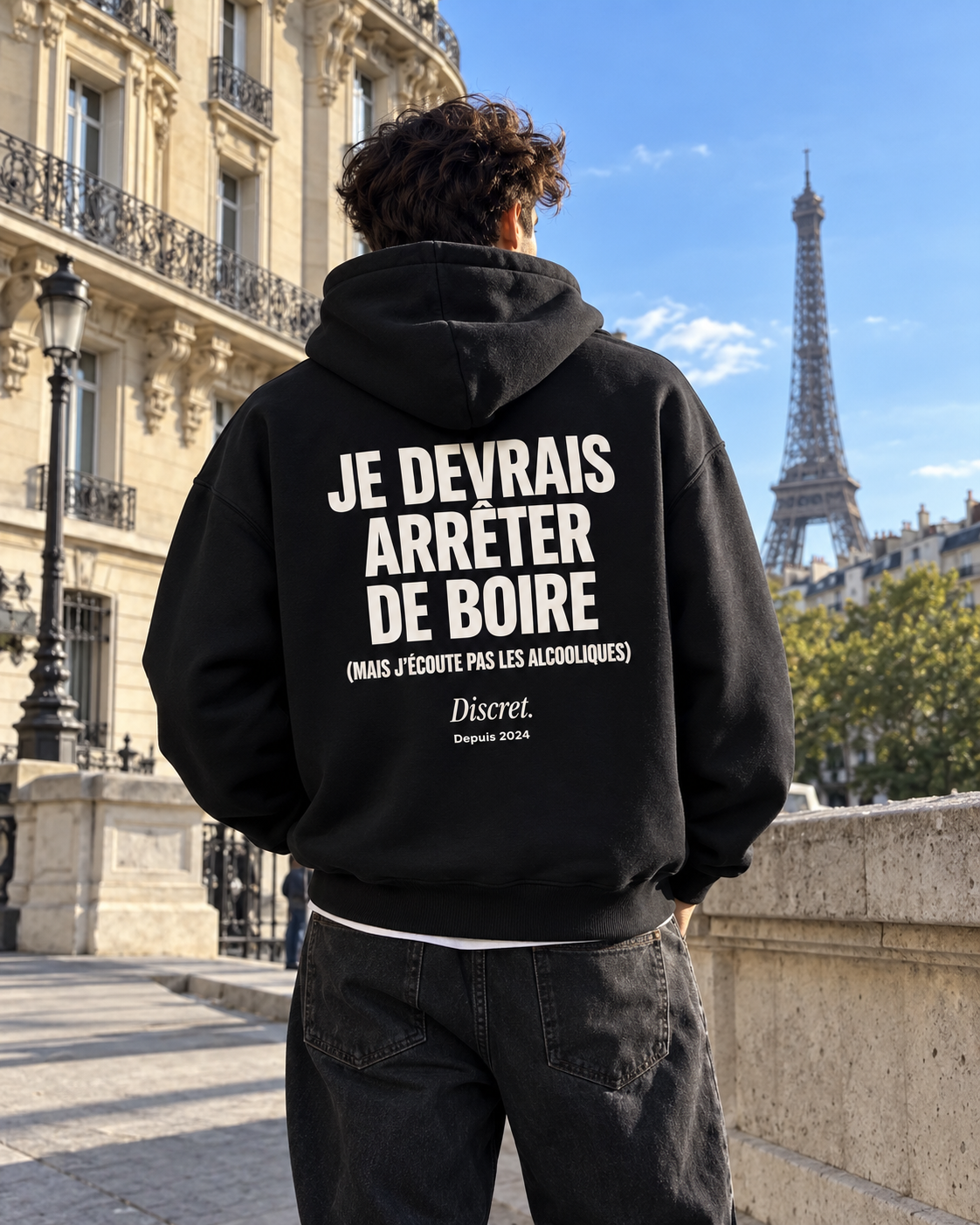 Photo UGC portée de dos — JE DEVRAIS ARRETER DE BOIRE MAIS – Hoodie — Discret. Depuis 2024