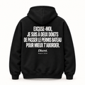 Vue dos noir — EXCUSE-MOI, JE SUIS À DEUX DOIGTS DE PASSER LE PERMIS BATEAU POUR MIEUX T’ABORDER. – Hoodie — Discret. Depuis 2024
