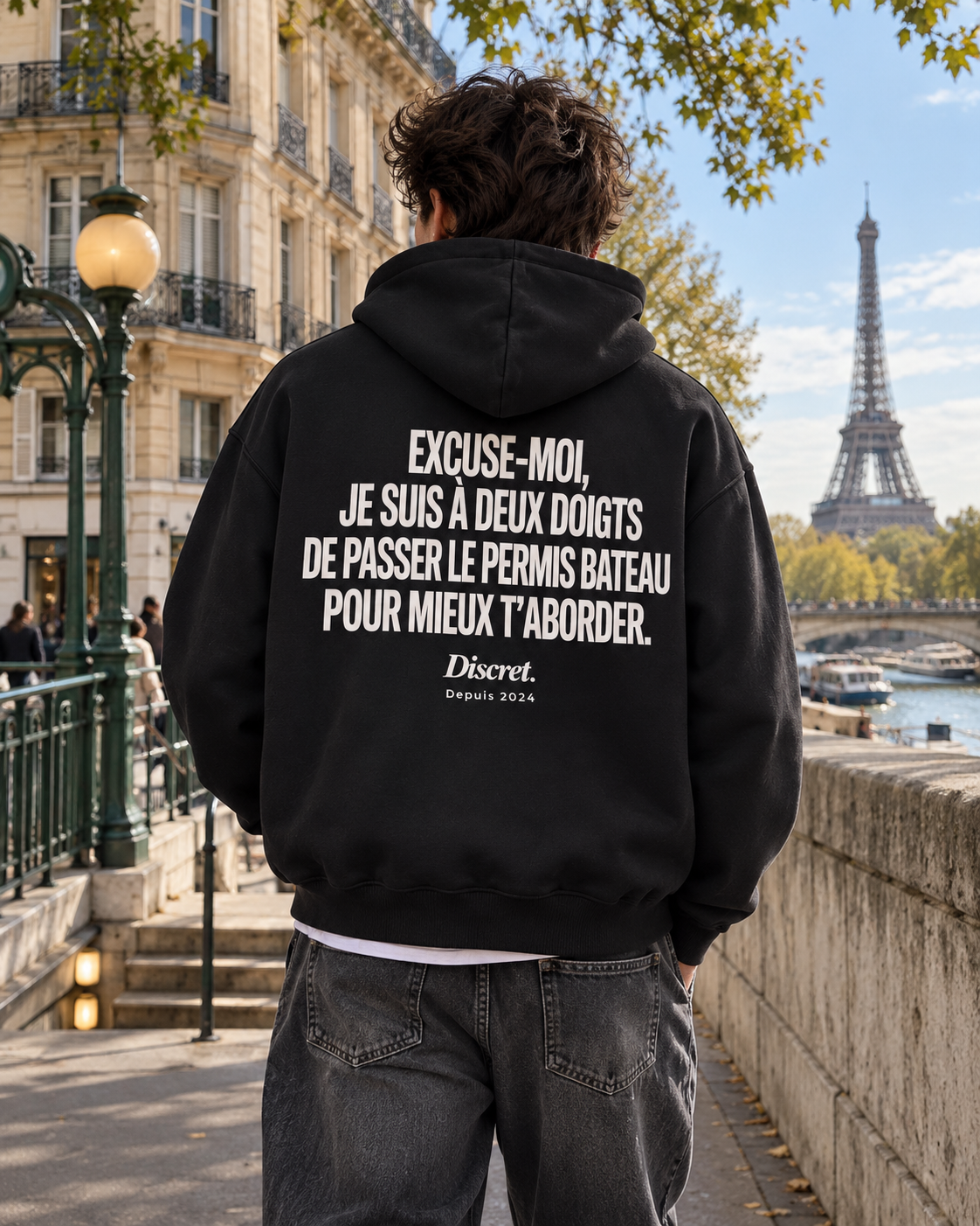 Photo UGC portée de dos — EXCUSE-MOI, JE SUIS À DEUX DOIGTS DE PASSER LE PERMIS BATEAU POUR MIEUX T’ABORDER. – Hoodie — Discret. Depuis 2024