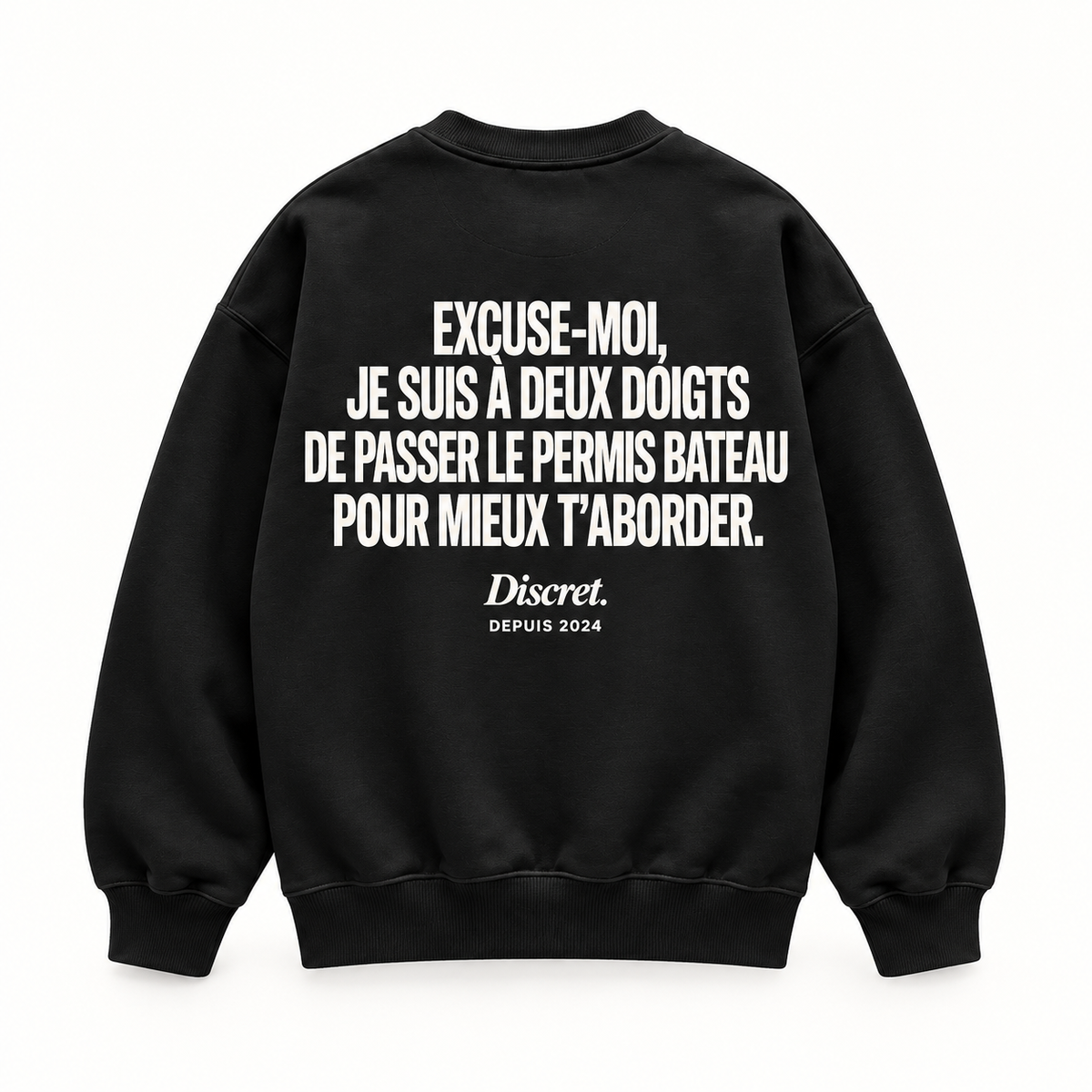 Vue dos noir — EXCUSE-MOI, JE SUIS À DEUX DOIGTS DE PASSER LE PERMIS BATEAU POUR MIEUX T’ABORDER. – Sweat — Discret. Depuis 2024