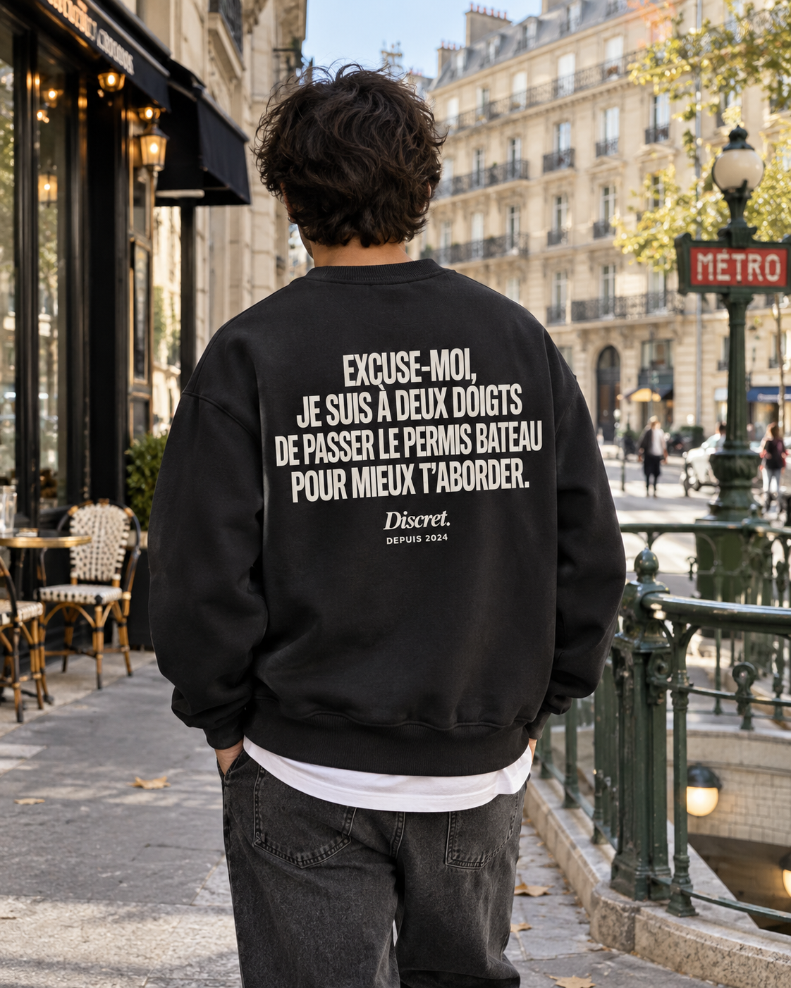 Photo UGC portée de dos — EXCUSE-MOI, JE SUIS À DEUX DOIGTS DE PASSER LE PERMIS BATEAU POUR MIEUX T’ABORDER. – Sweat — Discret. Depuis 2024