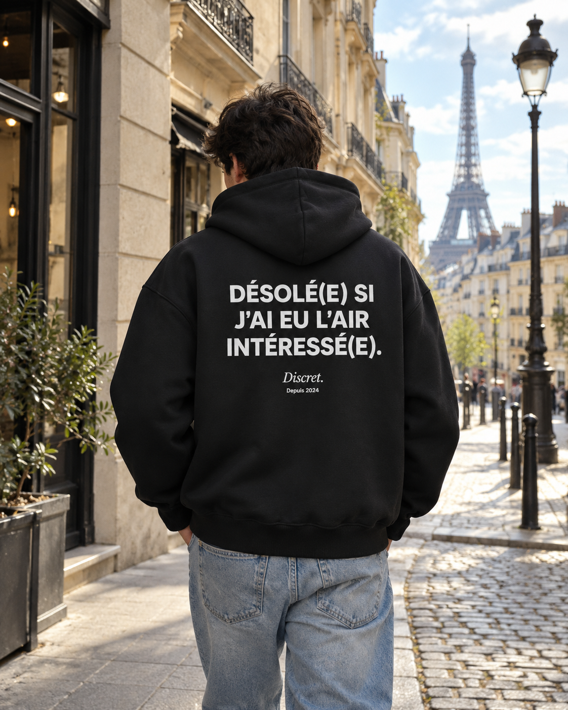 Photo UGC portée de dos — DÉSOLÉ(E) SI J'AI EU L'AIR INTÉRESSÉ(E) – Hoodie — Discret. Depuis 2024
