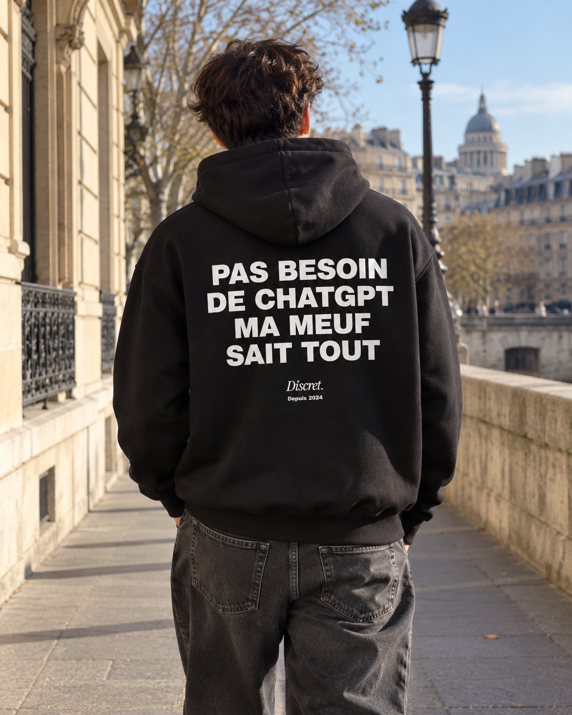 Photo UGC portée de dos — PAS BESOIN DE CHATGPT MA MEUF SAIT TOUT – Hoodie — Discret. Depuis 2024