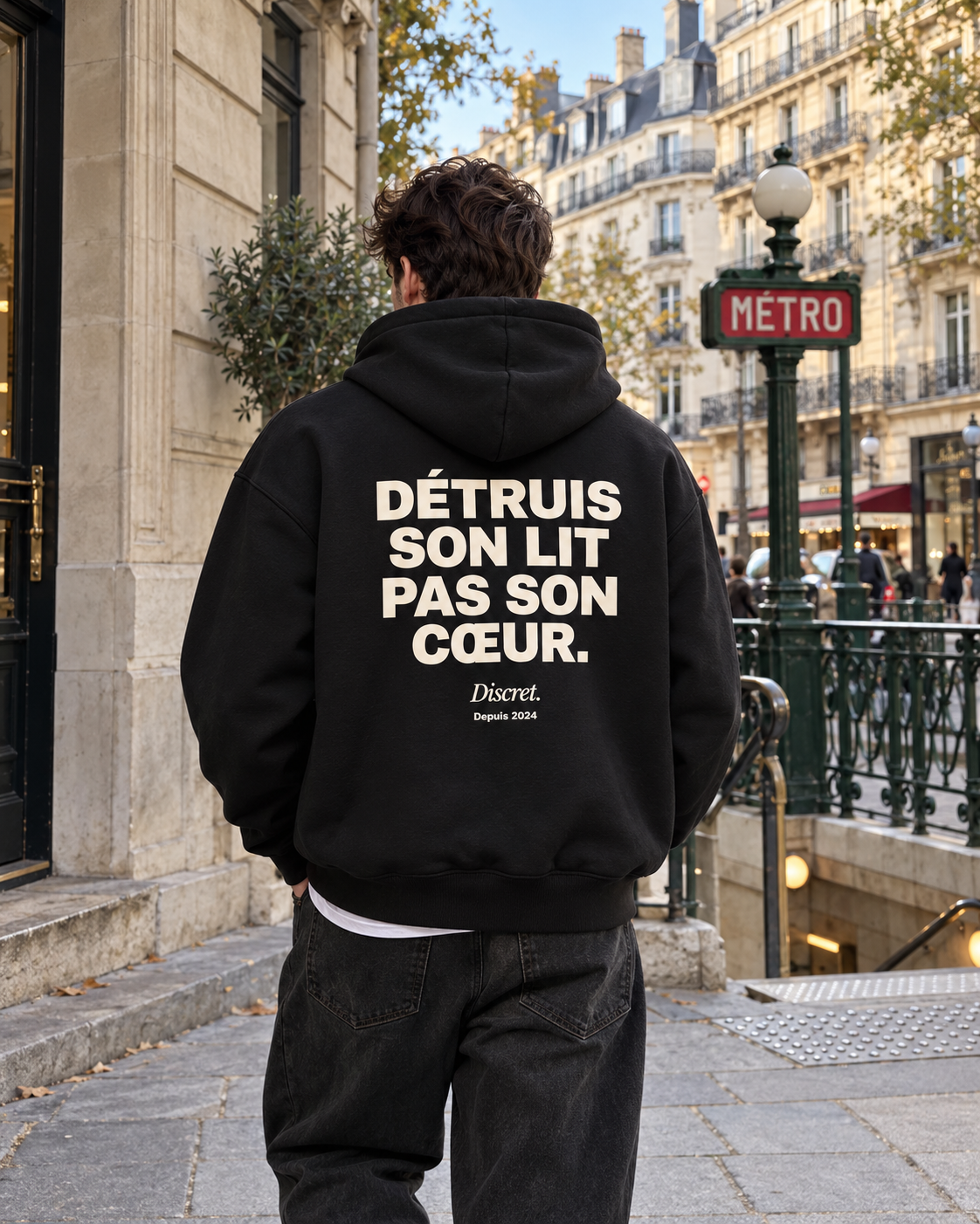 Photo UGC portée de dos — DÉTRUIS SON LIT PAS SON CŒUR – Hoodie — Discret. Depuis 2024