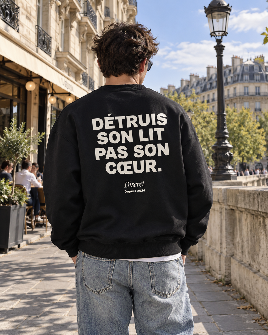 Photo UGC portée de dos — DÉTRUIS SON LIT PAS SON CŒUR – Sweat — Discret. Depuis 2024