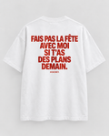 T-shirt blanc DISCRET. Fais pas la fête avec moi — imprimé rouge au dos