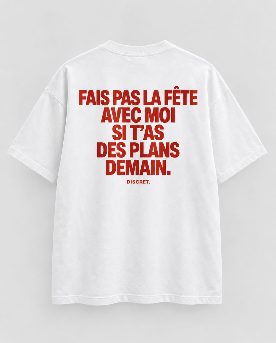 T-shirt blanc DISCRET. Fais pas la fête avec moi — imprimé rouge au dos
