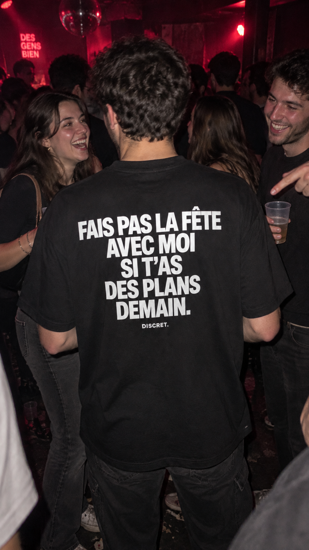 Visuel du t-shirt noir DISCRET. Fais pas la fête avec moi en soirée