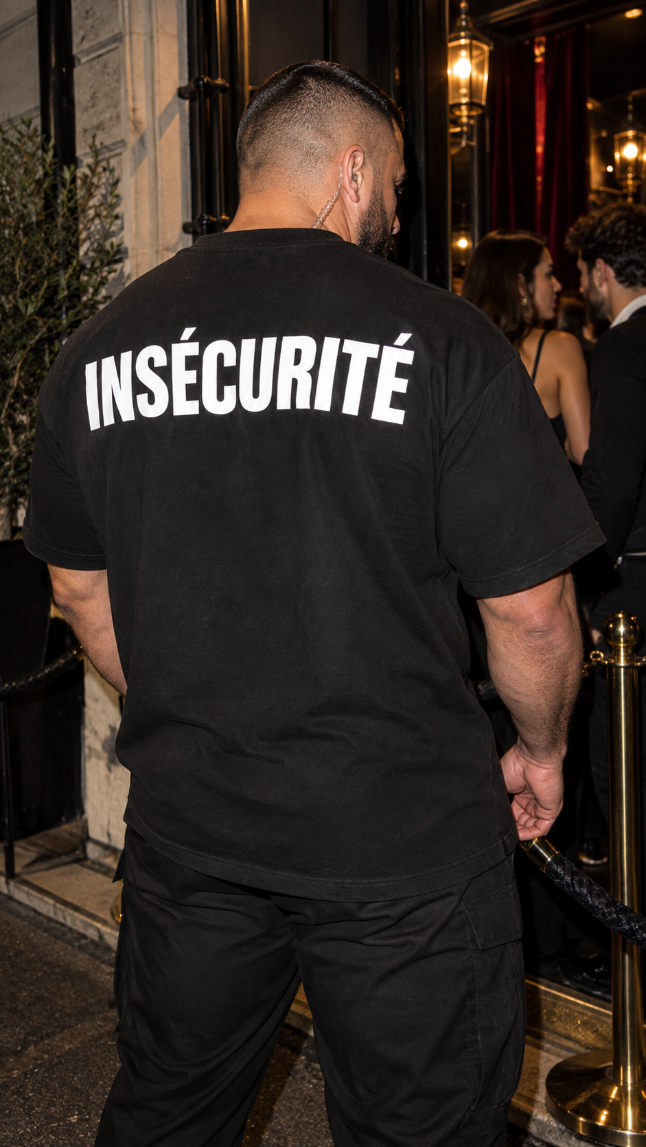 T-shirt noir INSÉCURITÉ porté de dos, style agent de sécurité en soirée