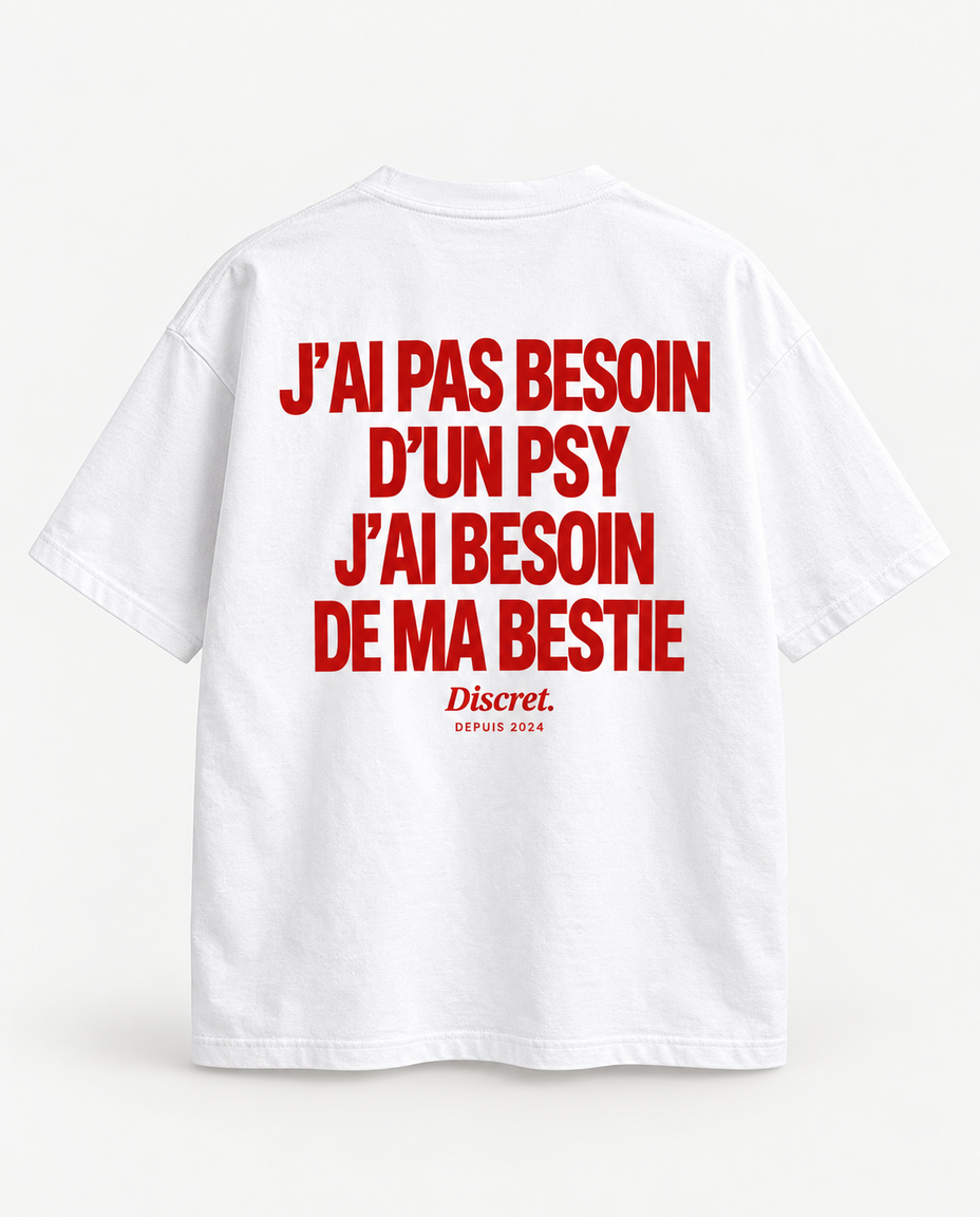 T-shirt oversize blanc Discret avec la phrase « J’ai pas besoin d’un psy, j’ai besoin de ma bestie » imprimée au dos