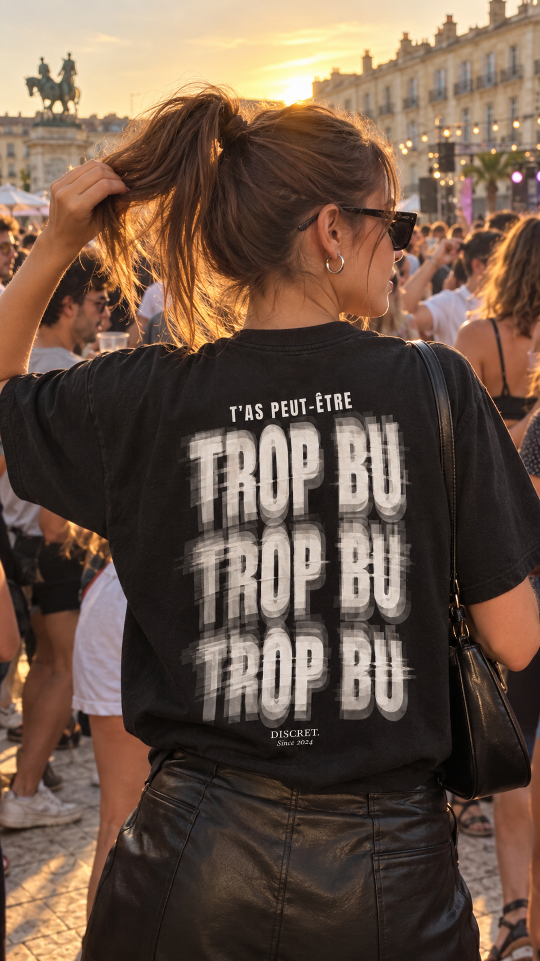 T-shirt noir DISCRET. « T’AS PEUT-ÊTRE TROP BU » porté en festival